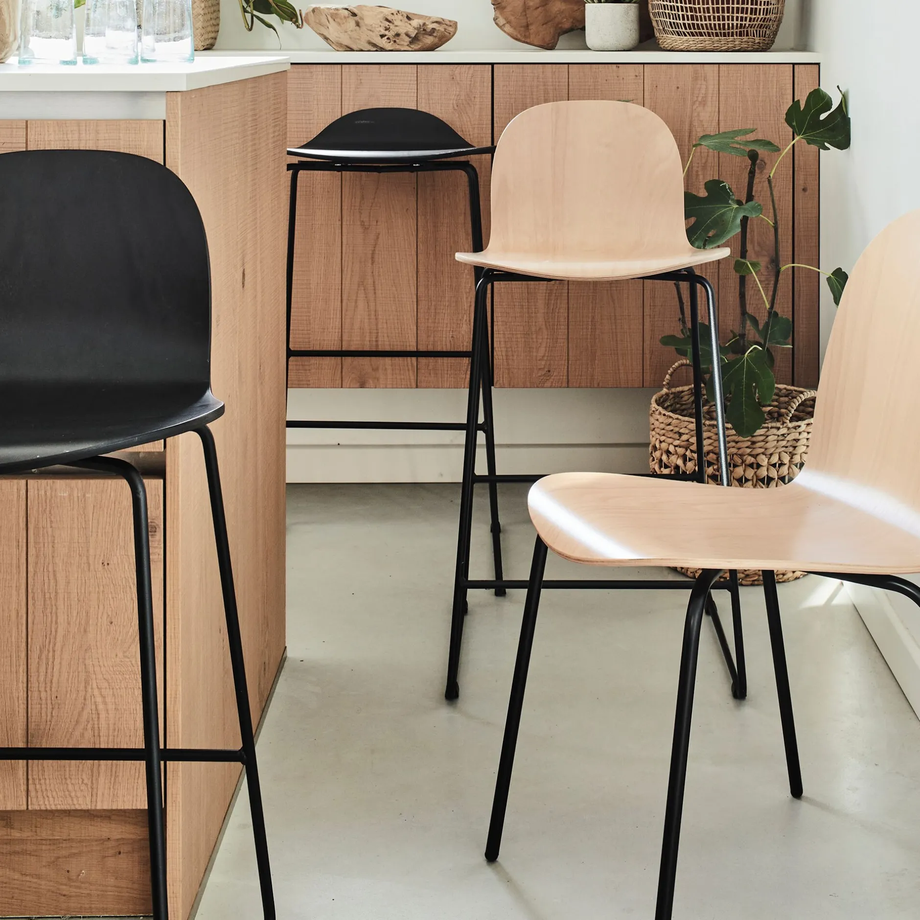 Tabouret Haut De Bar*alinea Chaise de bar avec coque en contreplaqué moulé de hêtre - H66cm Noir