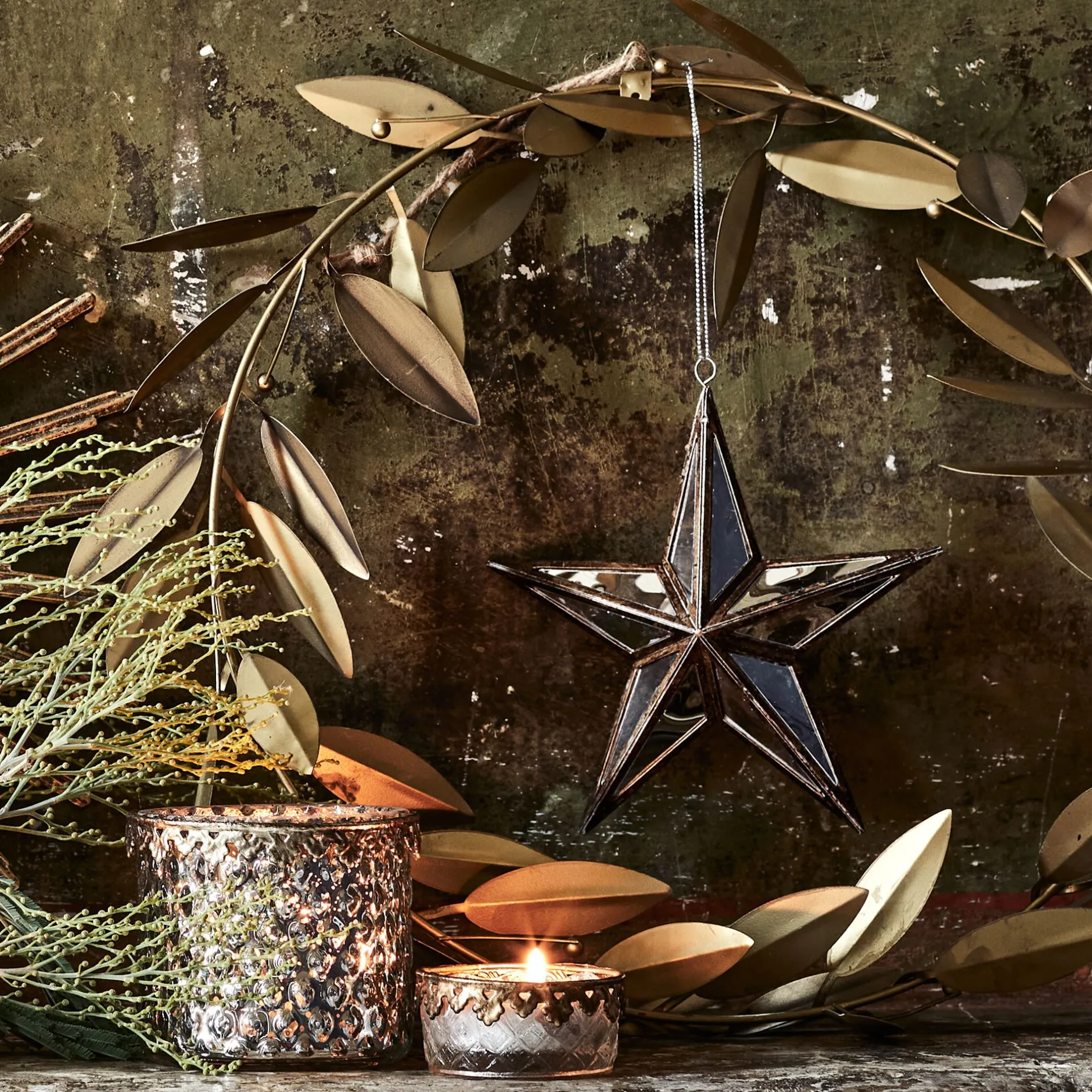 Couronne De Noël*alinea Couronne de Noël végétale en métal D34cm - Doré