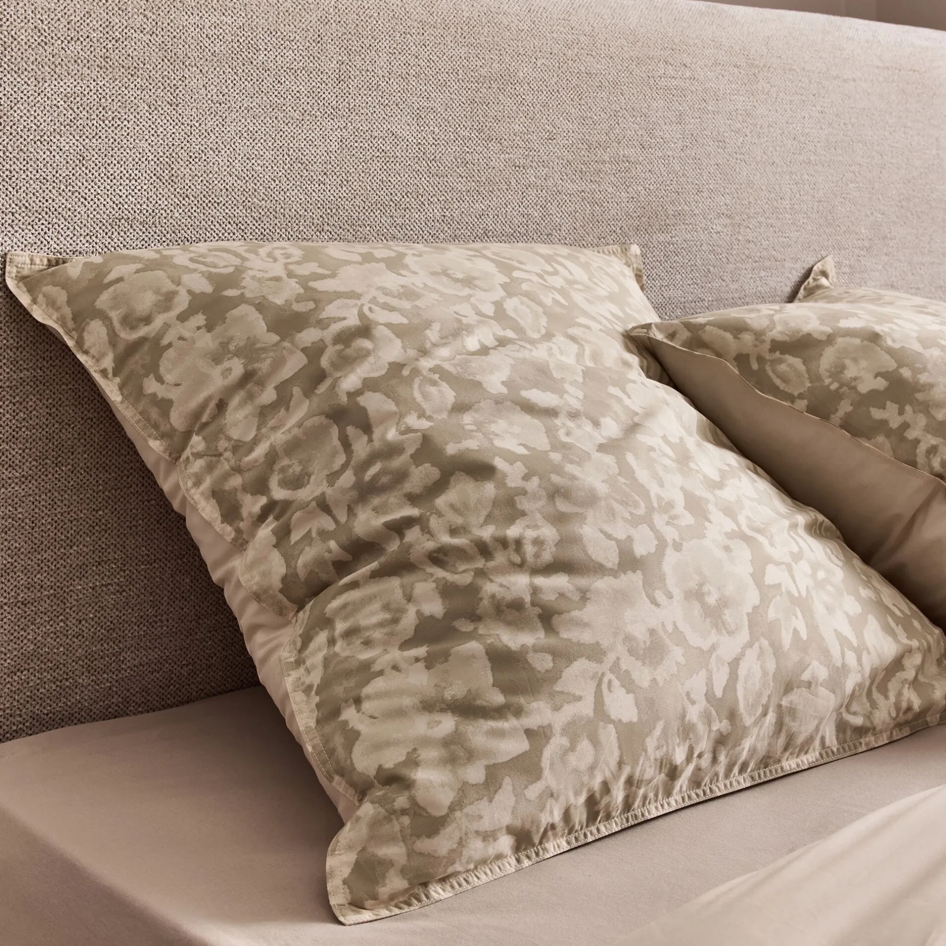 Parure De Lit*alinea Housse de couette 240x220cm et 2 taies d'oreiller 63x63cm en percale de coton motif floral - Beige