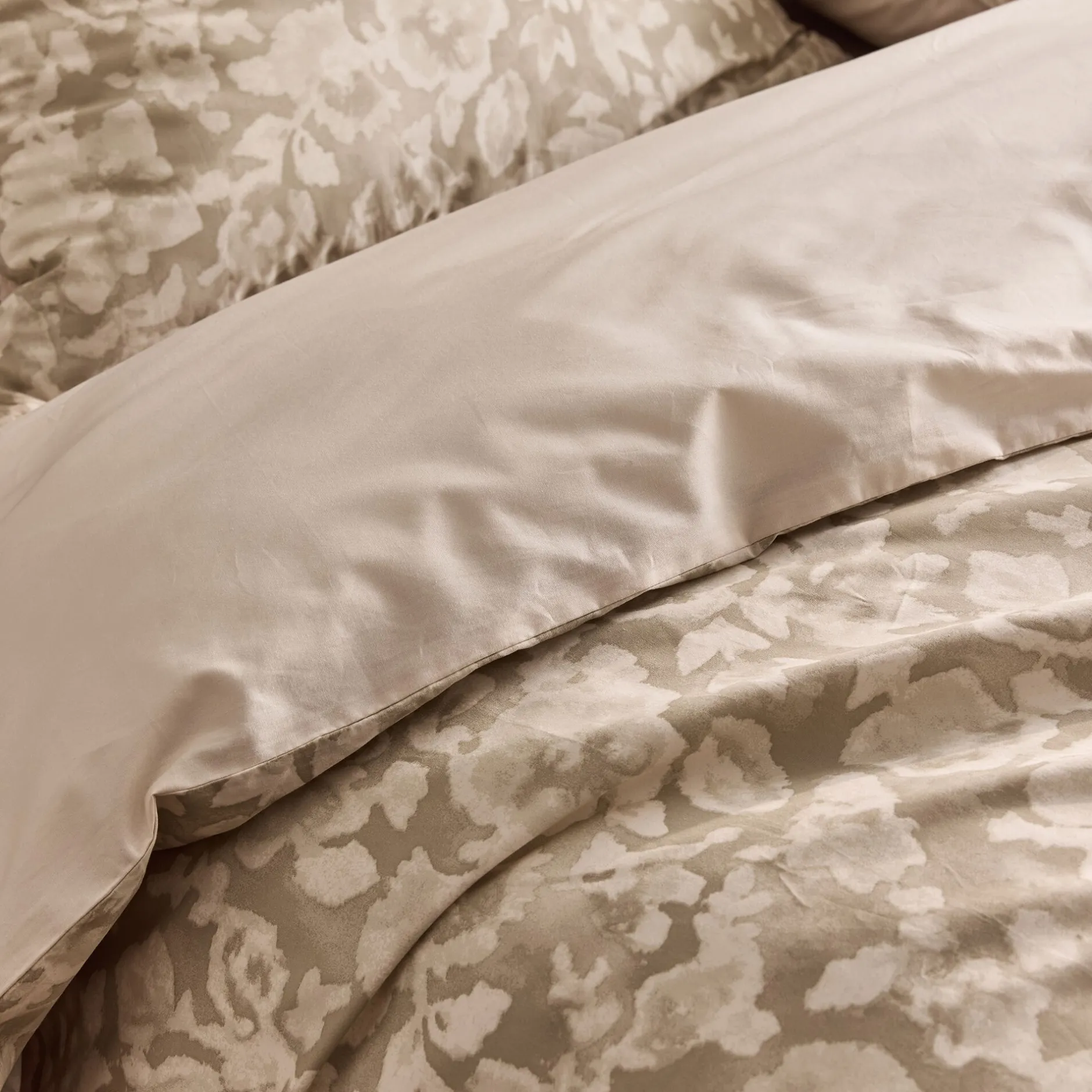 Parure De Lit*alinea Housse de couette 240x220cm et 2 taies d'oreiller 63x63cm en percale de coton motif floral - Beige