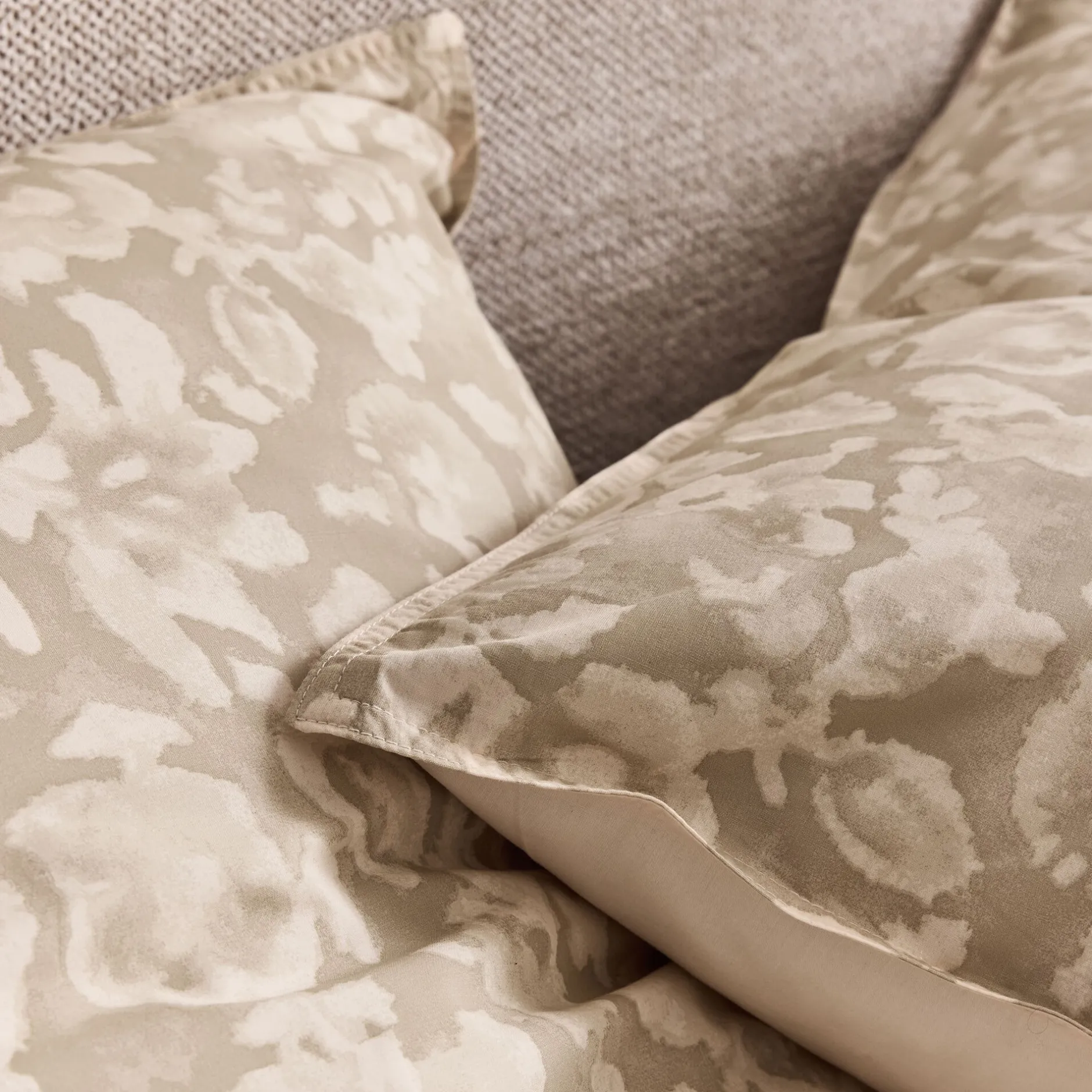 Parure De Lit*alinea Housse de couette 240x220cm et 2 taies d'oreiller 63x63cm en percale de coton motif floral - Beige