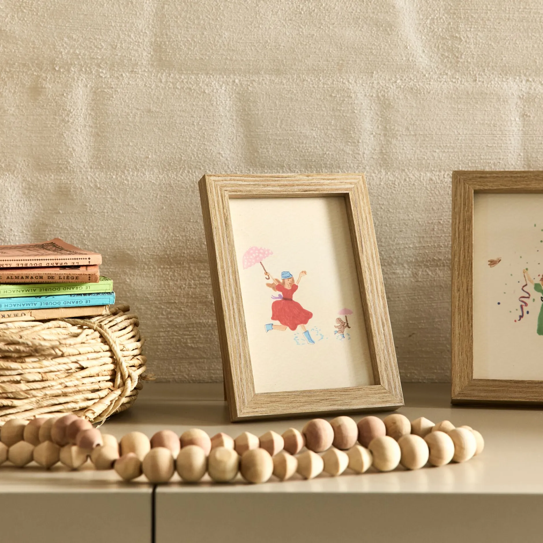 Matelas Enfant|Déco Murale*alinea Illustration encadrée motif Sarah en robe rouge 12x17cm - Bois clair