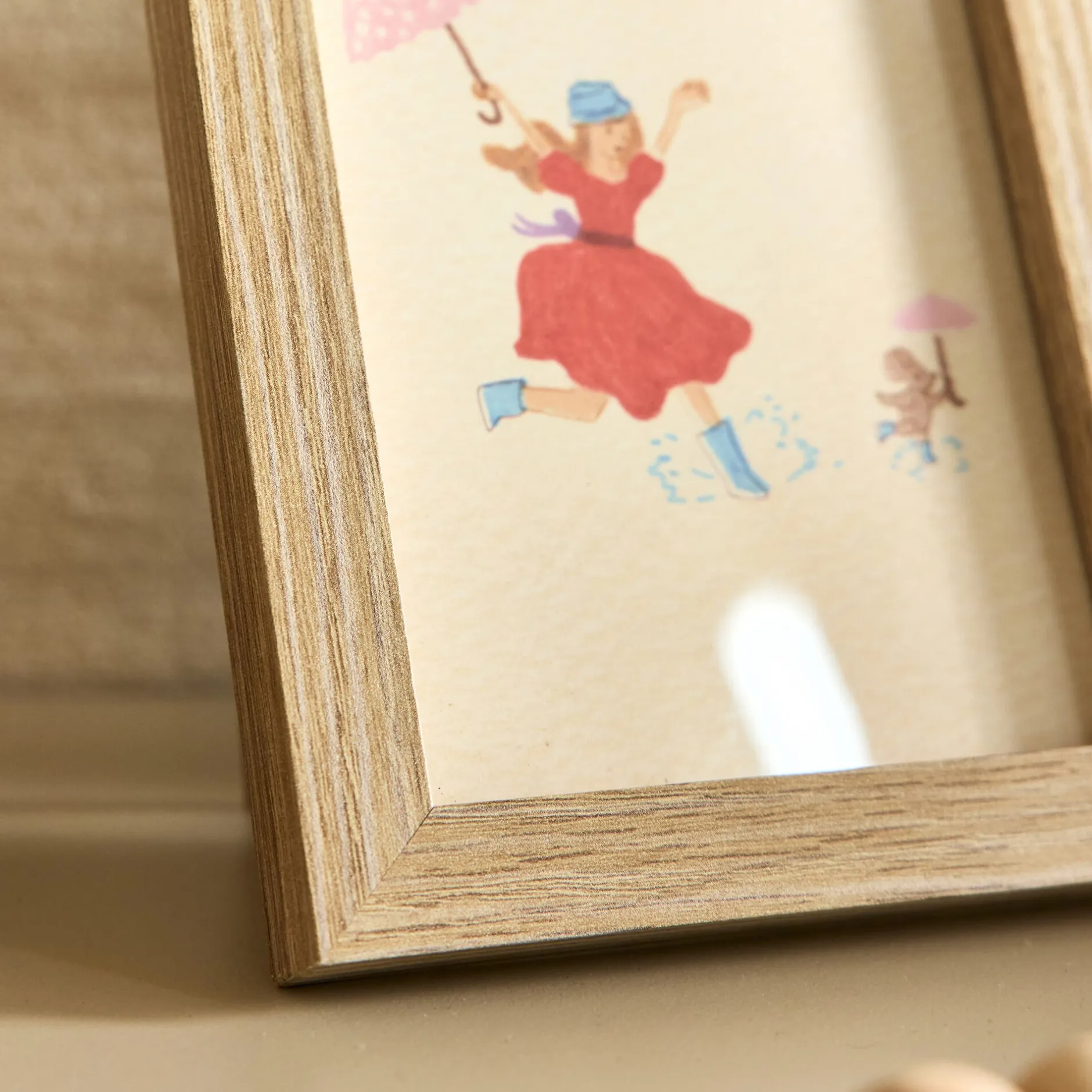 Matelas Enfant|Déco Murale*alinea Illustration encadrée motif Sarah en robe rouge 12x17cm - Bois clair