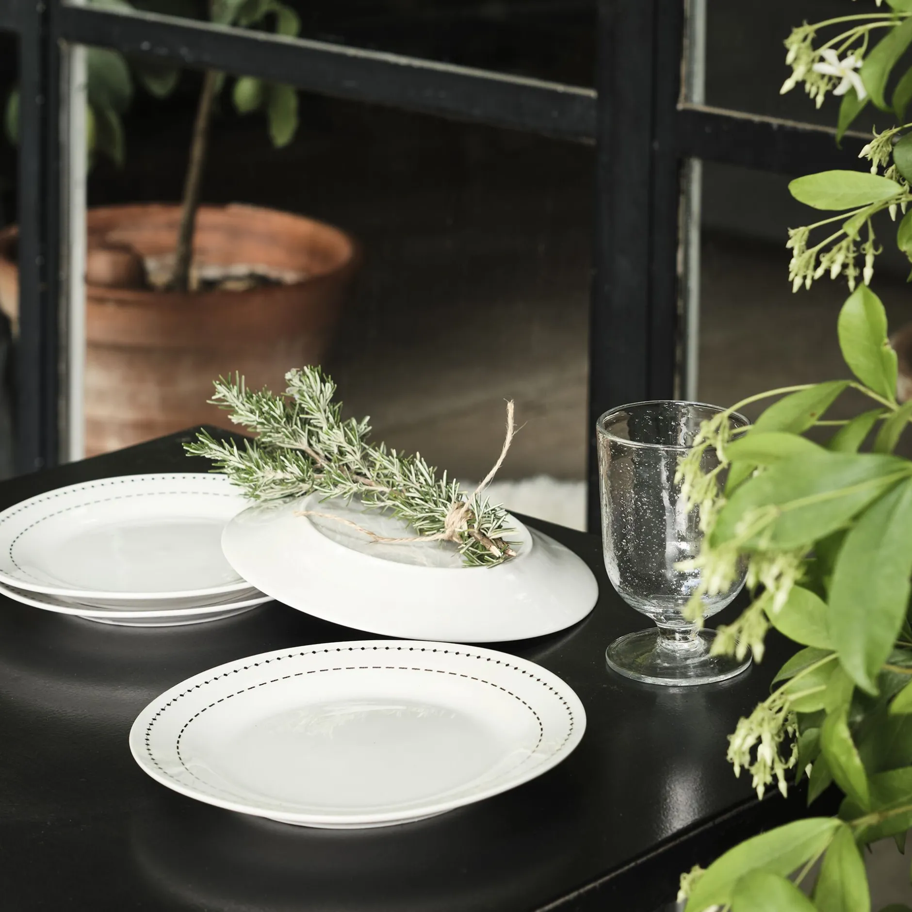 Assiette*alinea Lot de 4 assiettes à dessert en porcelaine avec liseré noir D19,5cm - Blanc