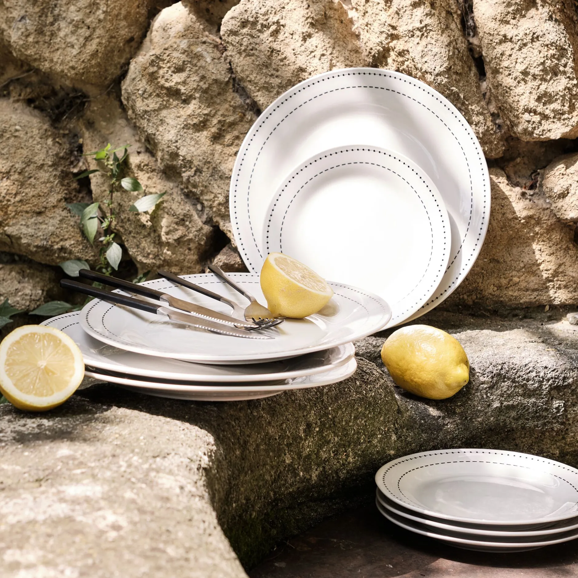 Assiette*alinea Lot de 4 assiettes plates en porcelaine avec liseré noir D27cm - Blanc