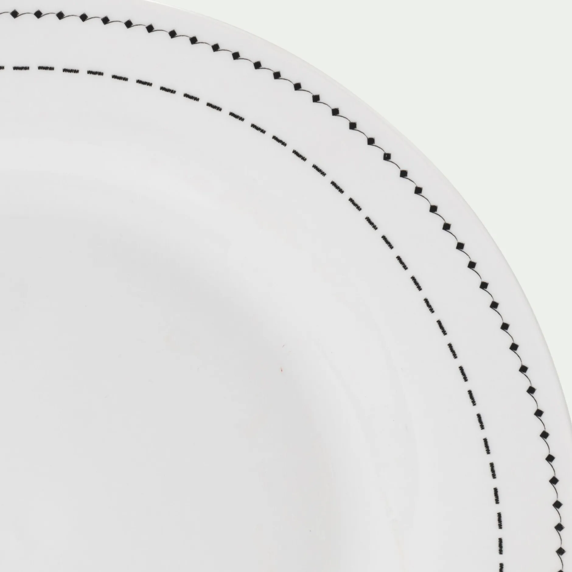 Assiette*alinea Lot de 4 assiettes plates en porcelaine avec liseré noir D27cm - Blanc