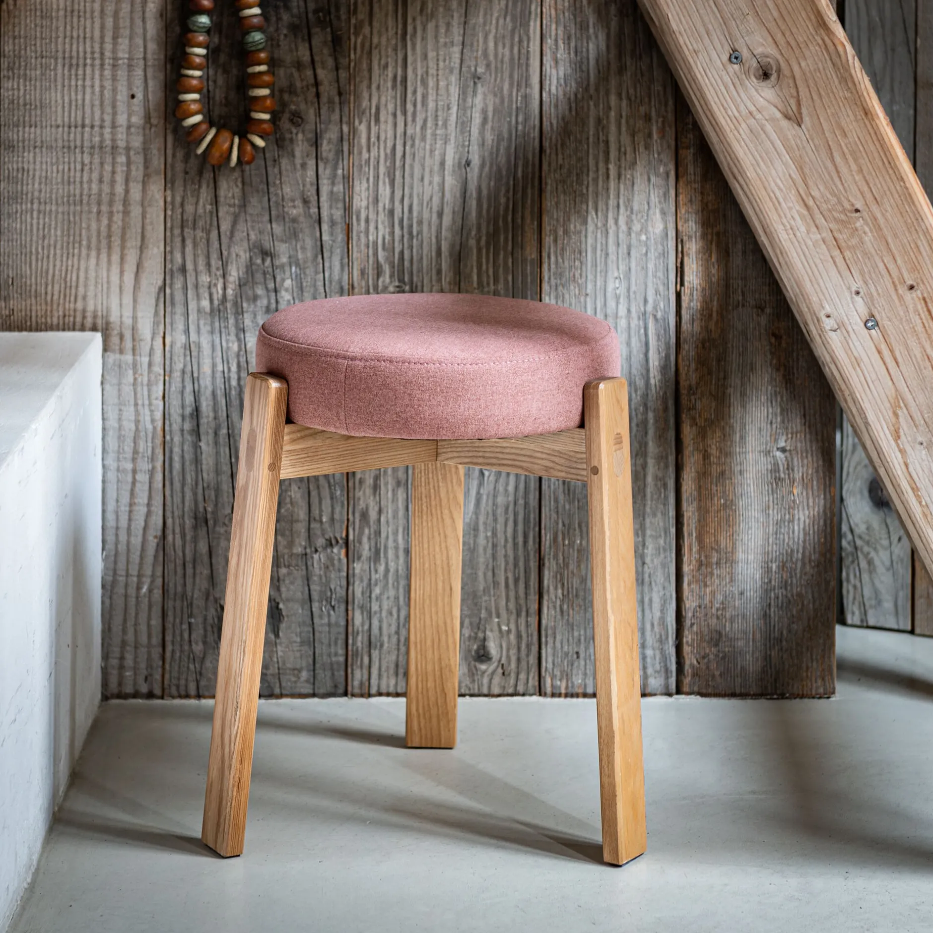 Tabouret*alinea Tabouret bas en bois de frêne et tissu H45cm - brun rhassoul Marron